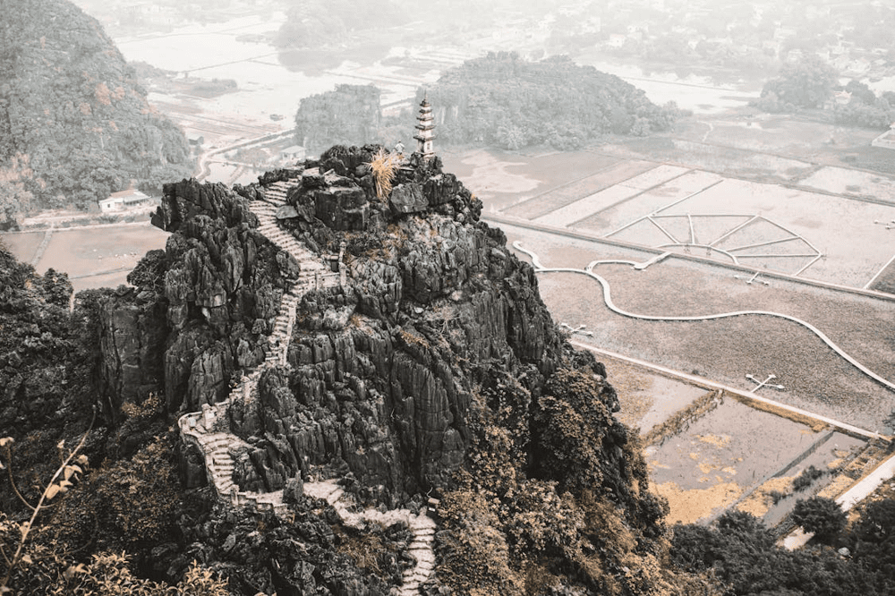 Mua Caves is a breathtaking viewpoint in Ninh Binh, known for its 500-step stone staircase leading to panoramic views (Source: Pexels)